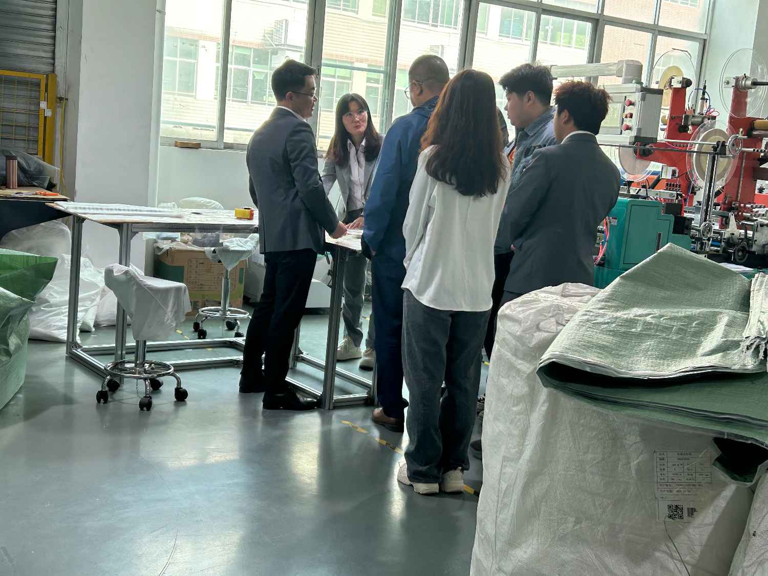 國際合作伙伴深度考察，共謀發(fā)展 —— 外國客戶訪問久信達科技生產車間(圖3)