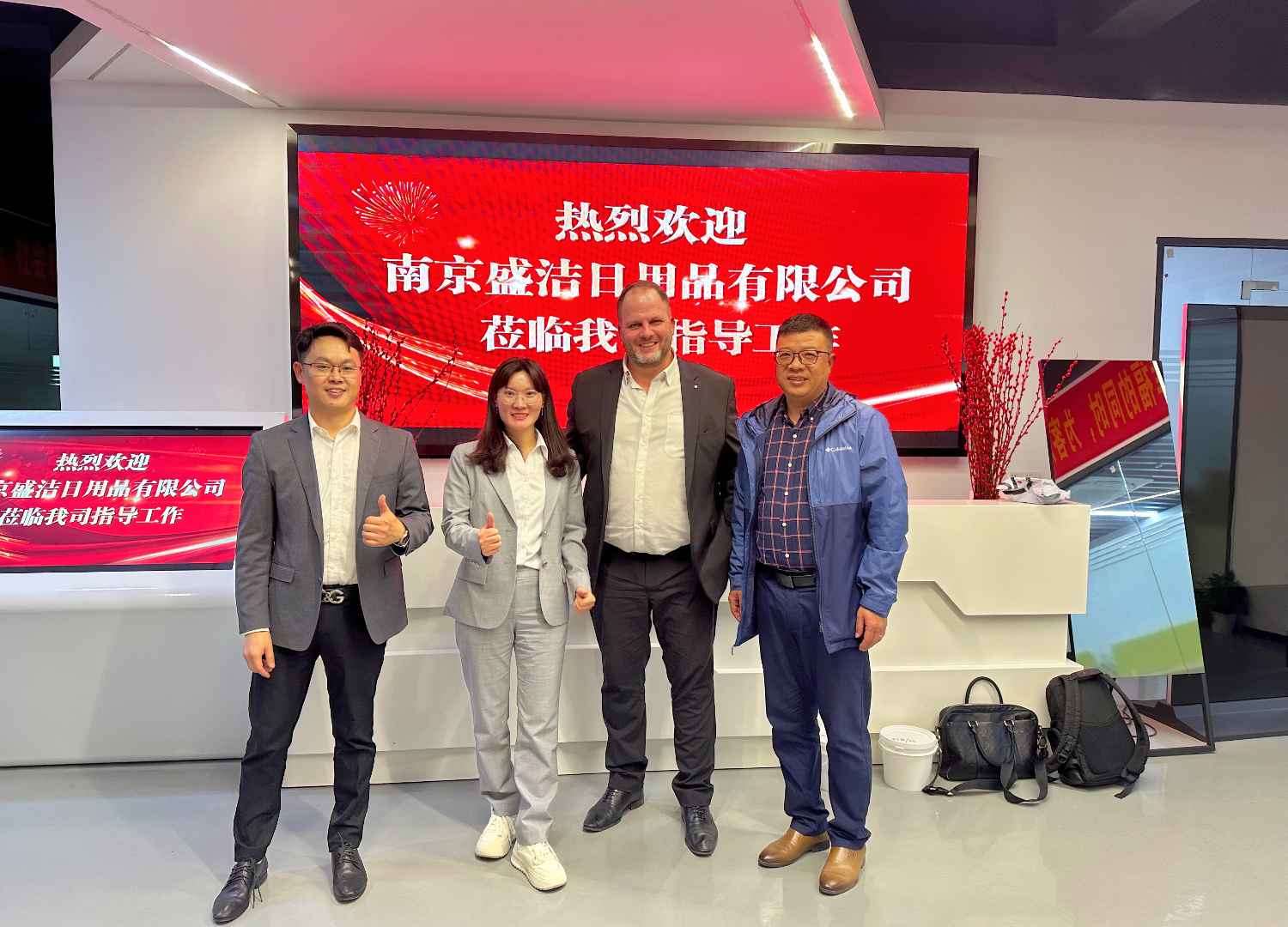國際合作伙伴深度考察，共謀發(fā)展 —— 外國客戶訪問久信達科技生產車間(圖1)